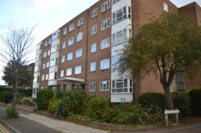 2 Bedroom Apartment in Stratton Court Central Surbiton incl Free Parking